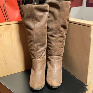Brown size 6 wedged suede boots